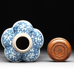 A Chinese blue and white tea caddy with wooden cover and a bird feeder, Xuande mark, 19th C. — photo 6
