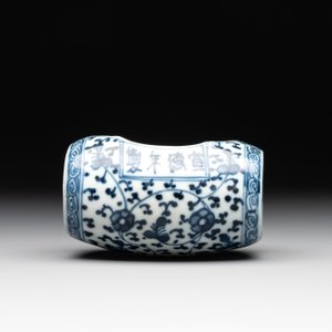 A Chinese blue and white tea caddy with wooden cover and a bird feeder, Xuande mark, 19th C. — photo 8