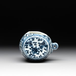 A Chinese blue and white tea caddy with wooden cover and a bird feeder, Xuande mark, 19th C. — photo 9