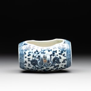 A Chinese blue and white tea caddy with wooden cover and a bird feeder, Xuande mark, 19th C. — photo 10