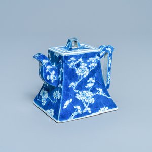 A Chinese blue and white teapot after a Yixing model, 19th C. — 照片 1