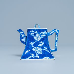 A Chinese blue and white teapot after a Yixing model, 19th C. — 照片 2