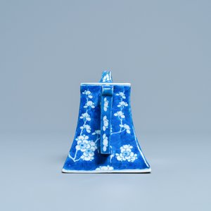 A Chinese blue and white teapot after a Yixing model, 19th C. — 照片 3
