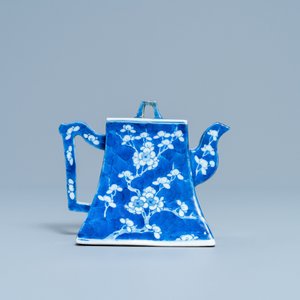 A Chinese blue and white teapot after a Yixing model, 19th C. — 照片 4