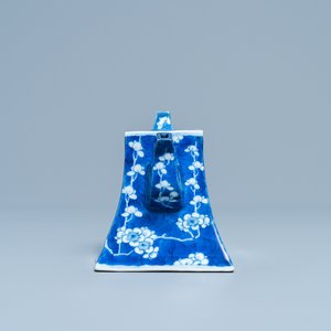 A Chinese blue and white teapot after a Yixing model, 19th C. — 照片 5