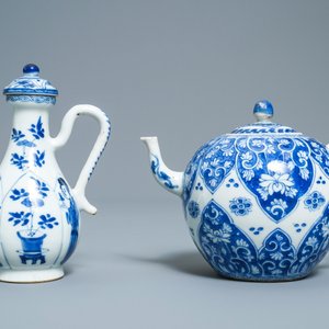 A Chinese blue and white teapot and a jug, Kangxi — photo 2
