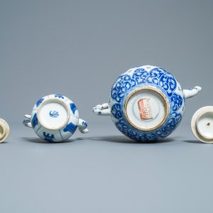 A Chinese blue and white teapot and a jug, Kangxi — photo 7