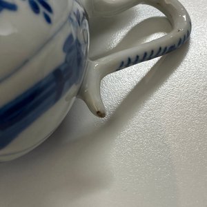 A Chinese blue and white teapot and a jug, Kangxi — photo 8