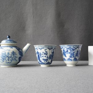 A Chinese blue and white teapot and a pair of wine cups, Kangxi — 照片 15