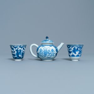A Chinese blue and white teapot and a pair of wine cups, Kangxi — 照片 3