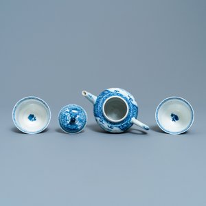 A Chinese blue and white teapot and a pair of wine cups, Kangxi — 照片 5