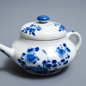 A Chinese blue and white teapot and cover after a Yixing example, Kangxi — 照片 1