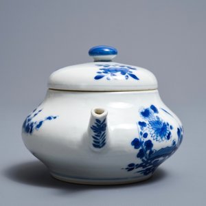 A Chinese blue and white teapot and cover after a Yixing example, Kangxi — 照片 3
