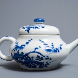 A Chinese blue and white teapot and cover after a Yixing example, Kangxi — 照片 4