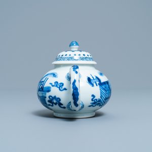 A Chinese blue and white teapot and cover, Jiajing mark, Kangxi — 照片 3