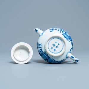 A Chinese blue and white teapot and cover, Jiajing mark, Kangxi — 照片 6