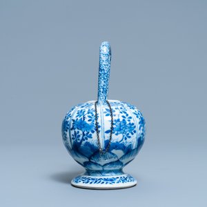 A Chinese blue and white teapot and cover, Kangxi — photo 4