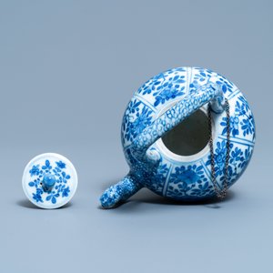 A Chinese blue and white teapot and cover, Kangxi — photo 7