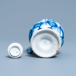 A Chinese blue and white teapot and cover, Kangxi — photo 8