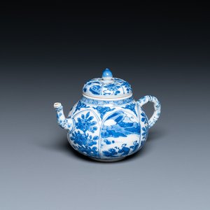 A Chinese blue and white teapot and cover, Kangxi — 照片 1