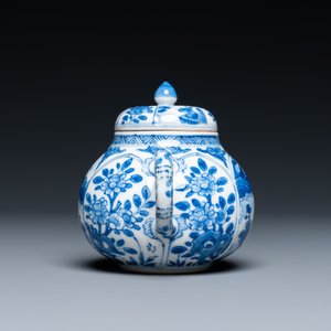 A Chinese blue and white teapot and cover, Kangxi — 照片 5