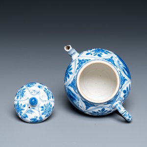 A Chinese blue and white teapot and cover, Kangxi — 照片 6