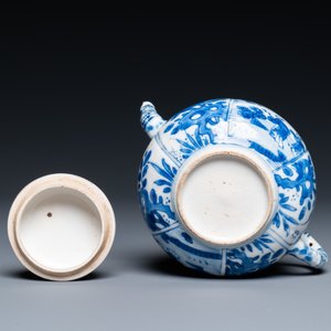 A Chinese blue and white teapot and cover, Kangxi — 照片 7