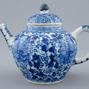 A Chinese blue and white teapot and cover, Kangxi — 照片 1