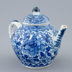 A Chinese blue and white teapot and cover, Kangxi — 照片 2