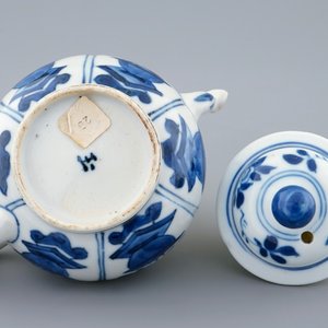 A Chinese blue and white teapot and cover, Kangxi — 照片 3