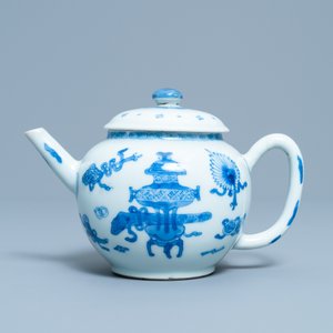 A Chinese blue and white teapot and cover, Kangxi — photo 2