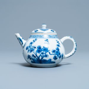 A Chinese blue and white teapot and cover, Kangxi — 照片 2