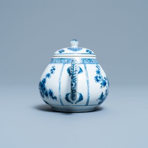 A Chinese blue and white teapot and cover, Kangxi — 照片 3