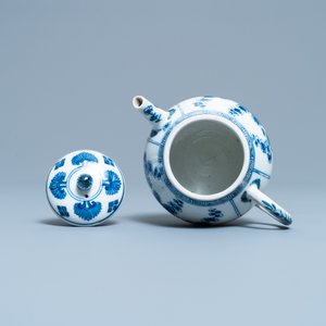 A Chinese blue and white teapot and cover, Kangxi — 照片 5