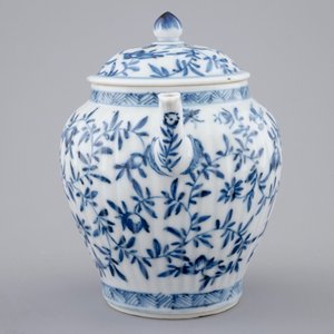 A Chinese blue and white teapot and cover, Kangxi — 照片 3
