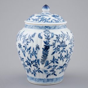 A Chinese blue and white teapot and cover, Kangxi — 照片 5