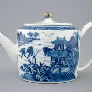 A Chinese blue and white teapot and cover, Qianlong, 18th C. — photo 2
