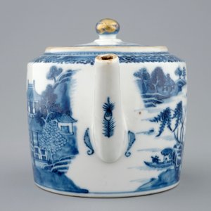 A Chinese blue and white teapot and cover, Qianlong, 18th C. — photo 3