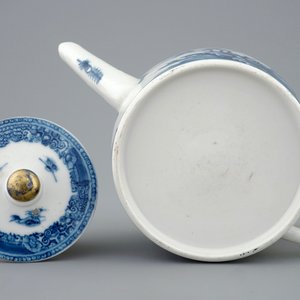 A Chinese blue and white teapot and cover, Qianlong, 18th C. — photo 7