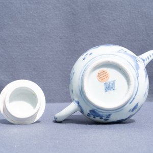A Chinese blue and white teapot and cover with a figure in a landscape, Hatcher cargo shipwreck, Transitional period — 照片 11