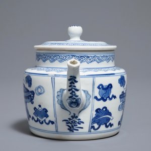 A Chinese blue and white teapot and cover with 'antiquities' design, Kangxi — photo 2