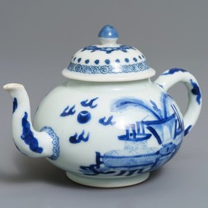 A Chinese blue and white teapot and cover with antiquities design, Kangxi — 照片 1