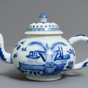 A Chinese blue and white teapot and cover with antiquities design, Kangxi — 照片 2