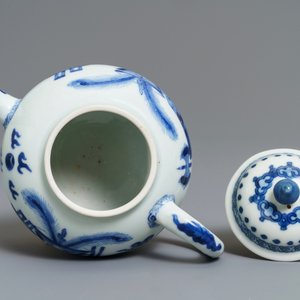 A Chinese blue and white teapot and cover with antiquities design, Kangxi — 照片 6