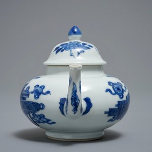 A Chinese blue and white teapot and cover with antiquities design, Kangxi — photo 2