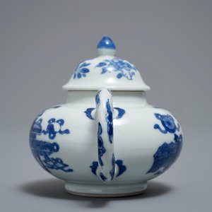 A Chinese blue and white teapot and cover with antiquities design, Kangxi — photo 4
