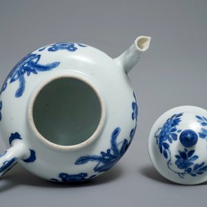 A Chinese blue and white teapot and cover with antiquities design, Kangxi — photo 5