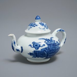A Chinese blue and white teapot and cover with antiquities design, Kangxi — photo 7