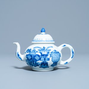A Chinese blue and white teapot and cover with antiquities, Jiajing mark, Kangxi — 照片 2