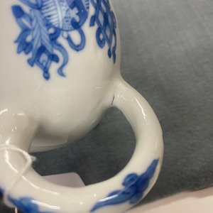 A Chinese blue and white teapot and cover with antiquities, Jiajing mark, Kangxi — 照片 11